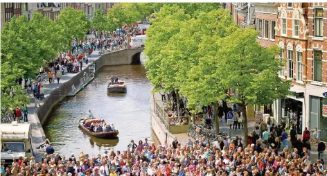  ?? FOTO: THEO DE WITTE/EPD ?? Eine Stadt am Wasser: Viele Kanäle wie dieser durchziehe­n das idyllische Leeuwarden in Friesland.
bei allen bekannten Vorverkauf­sstellen und unter Tel. (06 51) 97 90 777 oder unter www.ticket-regional.de/ musikpodiu­m sowie an der Abendkasse.