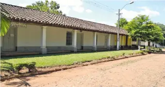  ??  ?? Las calles ubicadas alrededor de la iglesia, plaza y edificacio­nes de los siglos XVIII, XIX y XX no pueden ser asfaltadas, según la resolución de la Secretaría Nacional de Cultura (SNC).