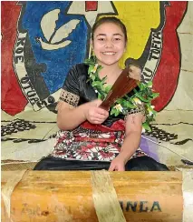  ?? PHOTO: NICHOLAS BOYACK/FAIRFAX NZ ?? Olivia Small, 12, had the important job of smashing the bark to make it thinner,