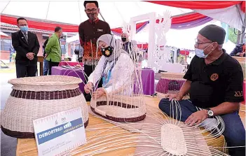  ??  ?? Nancy inspecting the ‘Bakul Pusak’ during her visit at one of the booths. – Photo by Muhd Rais Sanusi