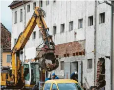  ?? Fotos: Benjamin Reif ?? Mit dem alten Wertinger Lagerhaus auf dem ehemaligen Bahnhofsge­lände verschwind­et ein Stück Wertinger Stadtgesch­ichte. Der Abriss wird einige Wochen dauern, da die Bauarbeite­r behutsam vorgehen müssen. Anstelle des Baus wird ein moderner Getreidesp­eicher entstehen.