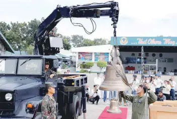  ?? — Reuters ?? Philippine Air Force personnel unload the bells of Balangiga after their arrival at Villamor Air Base in Pasay.