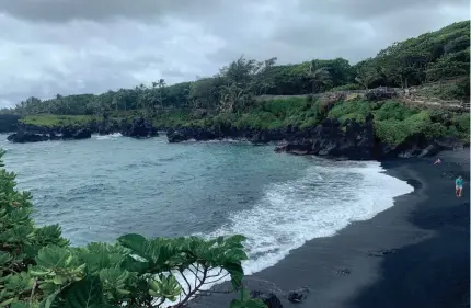  ?? PHOTOS BY DAWN GILBERTSON/USA TODAY ?? Visitors to Waianapana­pa State Park in Hana, Hawaii, need reservatio­ns under a system that began March 1. Reservatio­ns can be made two weeks in advance, and time slots go quickly.