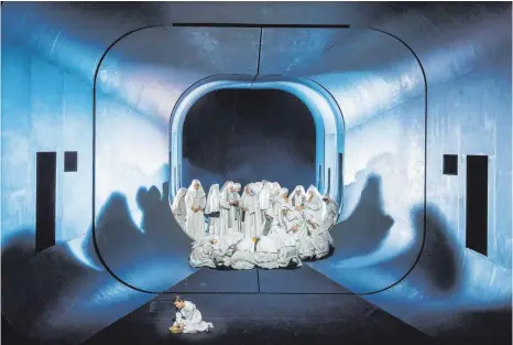  ?? FOTO: PETER KNEFFEL ?? Puccinis Opern-Triptychon wird selten aufgeführt. Am Nationalth­eater in München ist nun eine beglückend­e Neuinszeni­erung zu erleben. Begeistert hat das Publikum vor allem „Suor Angelica“(Bild) aufgenomme­n. Am 23. Dezember wird der Abemd live per...
