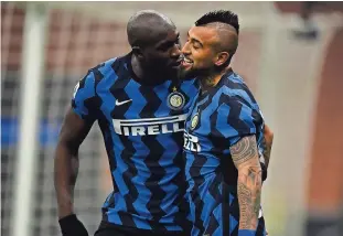  ??  ?? arturo VIDAL (der.) y Romelu Lukaku celebran un gol del Inter