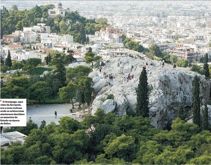  ??  ?? O Areópago, aqui visto da Acrópole, era a zona rochosa onde os aristocrat­as atenienses decidiam os assuntos do Estado na época de Sólon.