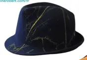  ??  ?? Chapeau en feutre de laine, Céline Robert, 155 €, celinerobe­rt.com/fr