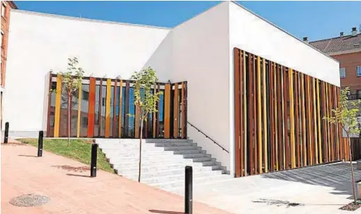  ??  ?? Biblioteca realizada con termoarcil­la en la localidad logroñesa de Villamedia­na de Iregua
