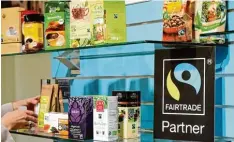  ?? Foto: Daniel Karmann/dpa ?? Dieses Logo verleiht der bundesweit­e Verein „Transfair“. Gut 500 Städte in Deutsch land und 2000 weltweit sind „Fairtrade Stadt“.