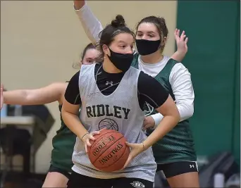  ?? PETE BANNAN - MEDIANEWS GROUP ?? Ridley senior Shannen Hinchey looks to pass during practice Thursday evening. The Green Raiders are looking to defend their Central League title.