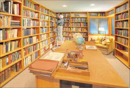  ?? Ailor Fine Art Photograph­y ?? AUTHOR William Least Heat-Moon used his 3,000-volume home library to research his novel “O America: Discovery in a New Land.”