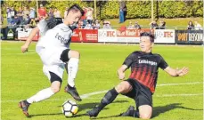  ?? FOTO: KLAUS EICHLER ?? Ladislav Varady (links) setzt sich gegen Fabio Maucher (rechts) vom SV Oberzell durch und erzielt das 2:1 für die Zebras.