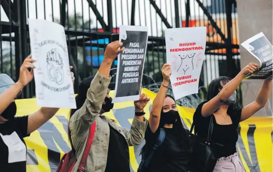  ?? FOTO: W. KURNIAWAN, REUTERS ?? Protest v Jakartě proti novele indonéskéh­o trestního zákoníku.