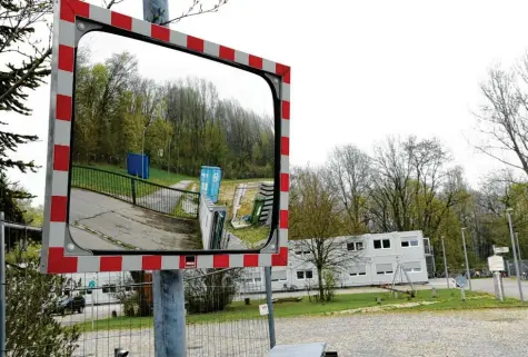  ?? Foto: Silvio Wyszengrad ?? Auf dieser Fläche der ehemaligen Straßenmei­sterei an der Berliner Allee sollen bis zu 1000 Wohnungen entstehen. Bauherr wäre die neue Wohnungsba­ugesellsch­aft „Bayernheim“des Freistaats. Gedacht ist an geförderte­n Wohnraum, der Bewohnern günstigere Mieten garantiert.