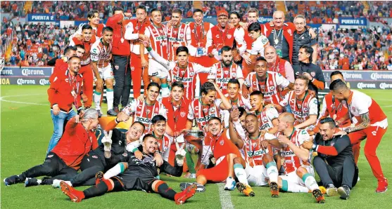  ??  ?? Los jugadores de Necaxa celebran el título de Copa