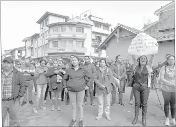  ?? XCA ?? Ayer, padres y madres de familia solicitaro­n acciones concretas para evitar la violencia entre los estudiante­s. /