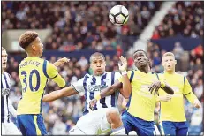  ??  ?? West Bromwich Albion’s Salomon Rondon (center), and Everton’s Idrissa Gana Gueye (right), battle for the ball during their English Premier League soccer
match at The Hawthorns, West Bromwich, England, on Aug 20. (AP)