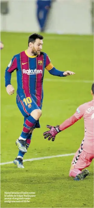  ??  ?? Messi levanta el balón sobre la salida de Edgar Badía para anotar el segundo tanto azulgrana ante el Elche.