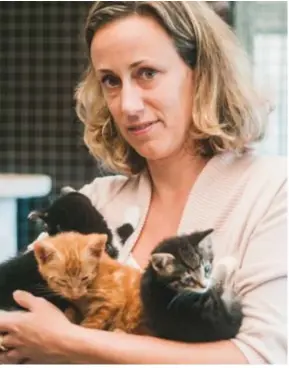  ?? FOTO PATRICK HATTORI ?? Sabine Slaets, beheerder van de Dierenbesc­herming Mechelen: “De dierenarts vormt onze grootste kostenpost.”