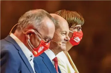  ?? FOTO: IMAGO ?? SPD-Kanzlerkan­didat Olaf Scholz (Mitte), eingerahmt von Norbert Walter-Borjans und Saskia Esken.