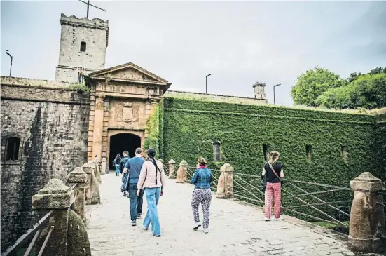  ?? Mlibert Teixidó ?? Visitantes pasan por el puente sobre los fosos que da acceso a la parte central del castillo