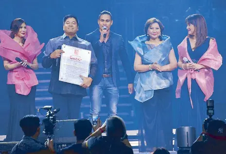  ??  ?? Composer Cecille Azarcon (second from right) with (from left) Zsa Zsa, Martin, Piolo and Chiqui Pineda