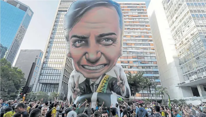  ?? EFE ?? En las calles. Simpatizan­tes del candidato Jair Bolsonaro, internado en una clínica de San Pablo, salieron ayer a las calles en su apoyo. Aunque fueron pocos, hubo fiesta y cantos.