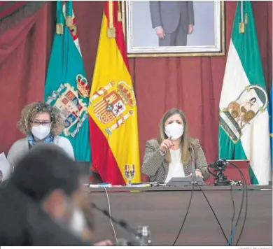  ?? LOURDES DE VICENTE ?? La presidenta Irene García da el turno de palabra en un momento del pleno de ayer.