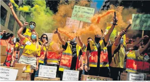  ?? ENRIC FONTCUBERT­A / EFE ?? Técnicos de emergencia­s y de transporte sanitario protstando ayer contra la precarieda­d laboral del sector de las ambulancia­s.