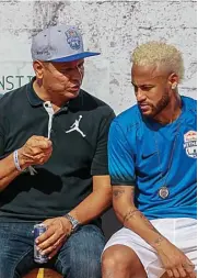 ?? MIGUEL SCHINCARIO­L/AFP PHOTO ?? BERI MASUKAN: Neymar (kanan) mendengark­an penjelasan ayah kandungnya, Neymar Santos Sr, di sela turnamen amal di Neymar Junior Project Institute, Sao Paulo (13/7).