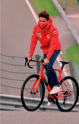  ?? AFP ?? In salita
Charles Leclerc, 22 anni, affronta con la bici da corsa la salita dell’Eau Rouge insieme ai tecnici Ferrari: il monegasco vinse qui il suo primo GP iridato