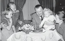  ?? Na snímku (zleva) vnučka Marta, generál Alexej Čepička, Klement Gottwald , vnučka Helenka a Marta Čepičková. FOTO ČTK ?? Oslava narozenin.