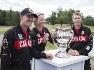  ?? CHRIS YOUNG, THE CANADIAN PRESS ?? Members of the Canadian Olympic golf team Graham DeLaet, left, Hamilton’s Alena Sharp and David Hearn pose with the 1904 Olympic Golf Trophy following a ceremony at Glen Abbey on Tuesday.