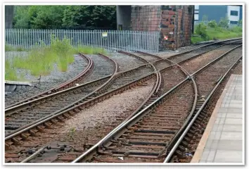  ?? PAUL BIGLAND. ?? St Helens Station Junction is now pinned out of use with fencing blocking access to the trackbed of what was the Sutton Oak branch.