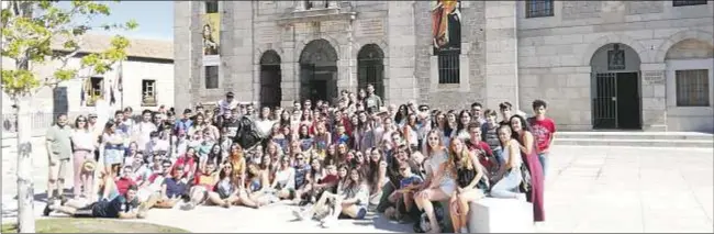  ?? Fotos: Diócesis de Málaga ?? Peregrinos malagueños ante la la iglesia de Santa Teresa, en Ávila