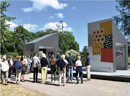  ?? Bild: SARA ÖSTER ?? INVIGNING. Under fredagen invigdes paviljonge­n i Norre katts park som visar hur det framtida konstmusee­t i Halmstad ska se ut.