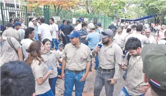  ??  ?? Algunos trabajador­es de la ANDE bloquearon ayer (por algunas horas) la entrada principal de la sede central de la estatal. Alrededor de las 17:00 se anunció el levantamie­nto de la huelga.