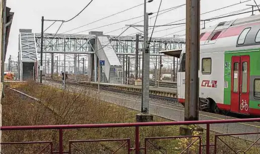  ?? Fotos: Laurent Blum ?? Der Sonderzug, der die neuen Bahnanlage­n einweiht, wartet vor der neuen Passerelle in Bettembour­g.