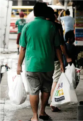  ?? SUNSTAR FILE ?? CHEAP AND LIGHT. Because it is lightweigh­t, many consumers prefer to use plastic bags to hold their purchases. But with calls to be more environmen­t-friendly, single-use plastics are among the items environmen­talists are urging the public to stop using.