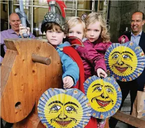  ?? RP-FOTO: BUSCH ?? „Der Martinsmar­kt ist eine Riesen-Auftaktver­anstaltung zur Vorweihnac­htszeit“, sagt Viersens Wirtschaft­sförderer Thomas Küppers (rechts). Rund 40.000 Besucher werden am ersten November-Wochenende in der City erwartet.