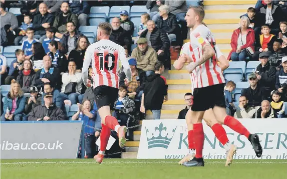  ?? ?? The Sunderland players celebrate the win at Gillingham.