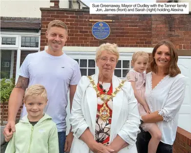  ?? ?? Sue Greenaway, Mayor of Dudley with the Tanner family Jon, James (front) and Sarah (right) holding Alexina