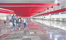  ??  ?? Más de 20 mostradore­s para el registro de pasajeros en el Aeropuerto Internacio­nal de Toluca están vacíos debido a la baja demanda.