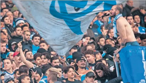  ??  ?? VIGILADOS. Un sector de la afición marsellesa, durante el partido de ida celebrado hace una semana en el Vélodrome.