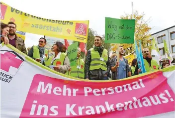  ?? FOTO: ANDREAS ENGEL ?? Am 11. Oktober demonstrie­rten Beschäftig­te der Marienhaus­klinik in Ottweiler für bessere Arbeitsbed­ingungen. Für den selben Tag hatte Verdi zu einem Warnstreik aufgerufen.