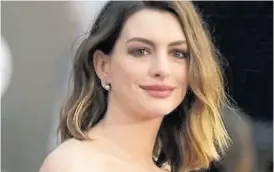  ??  ?? En la cima. Hathaway será la estrella de un thriller sobre el aislamient­o.