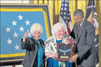  ?? CAROLYN CASTER
ASSOCIATED PRESS ?? In a White House ceremony, President Barack Obama bestows the Medal of Honor for Sgt. William Shemin to his daughters Ina Bass, left, and Elsie Shemin-Roth.