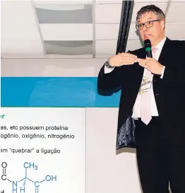  ?? CHRISTOPHE­R SERJU PHOTO ?? Lucas Cypriano head of the technical department at Brazilian Renderers emphasises the science behind the process that makes the consumptio­n by animals and use by humans of the by-products safe, during a recent presentati­on.