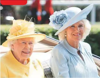  ??  ?? SORRIDONO VICINE La regina Elisabetta, 91, arriva ad Ascot in carrozza con Camilla nella prima giornata delle corse di cavalli.