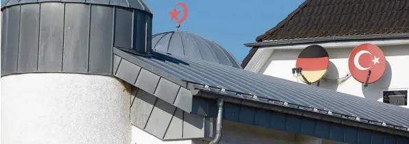  ?? Foto: Thomas Frey, dpa ?? Eine Ditib Moschee in Fürthen (Rheinland Pfalz). Die beiden Satelliten­schüsseln sind demonstrat­iv in den deutschen und türkischen Farben gestaltet. Ist das am Ende nur Show?